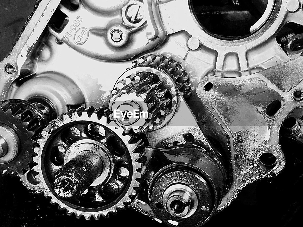 HIGH ANGLE VIEW OF MACHINE PART OF CHAIN