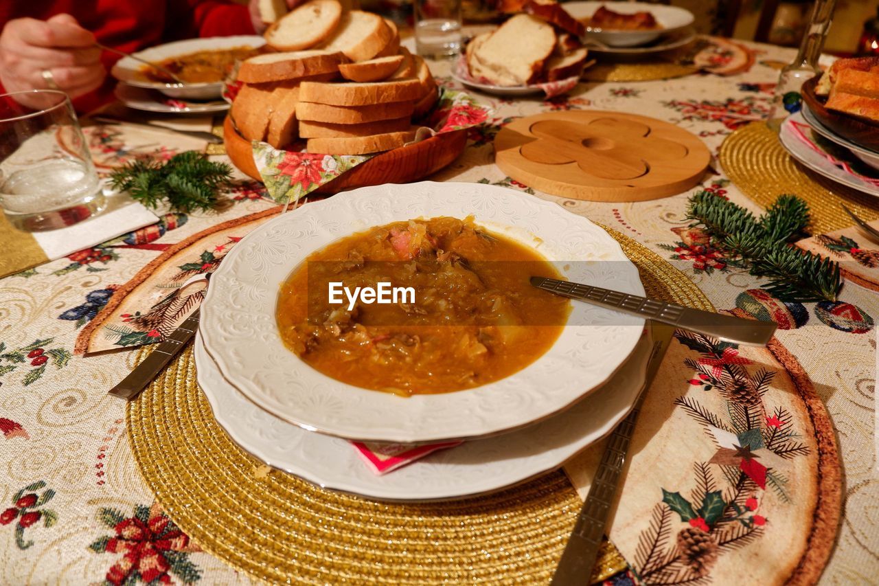 HIGH ANGLE VIEW OF FOOD SERVED IN PLATE