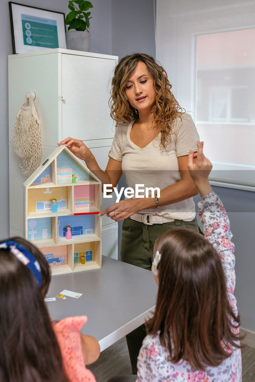 Teacher asking to her students the parts of a sustainable house