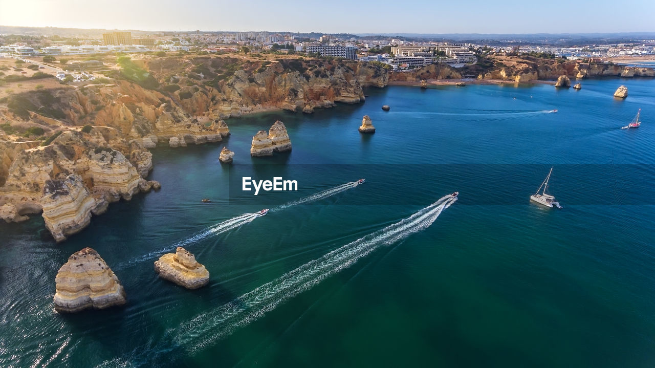 HIGH ANGLE VIEW OF SAILBOATS IN BAY