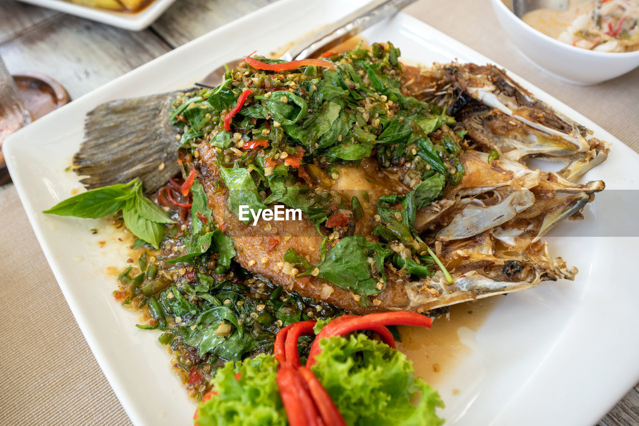 HIGH ANGLE VIEW OF FOOD IN BOWL