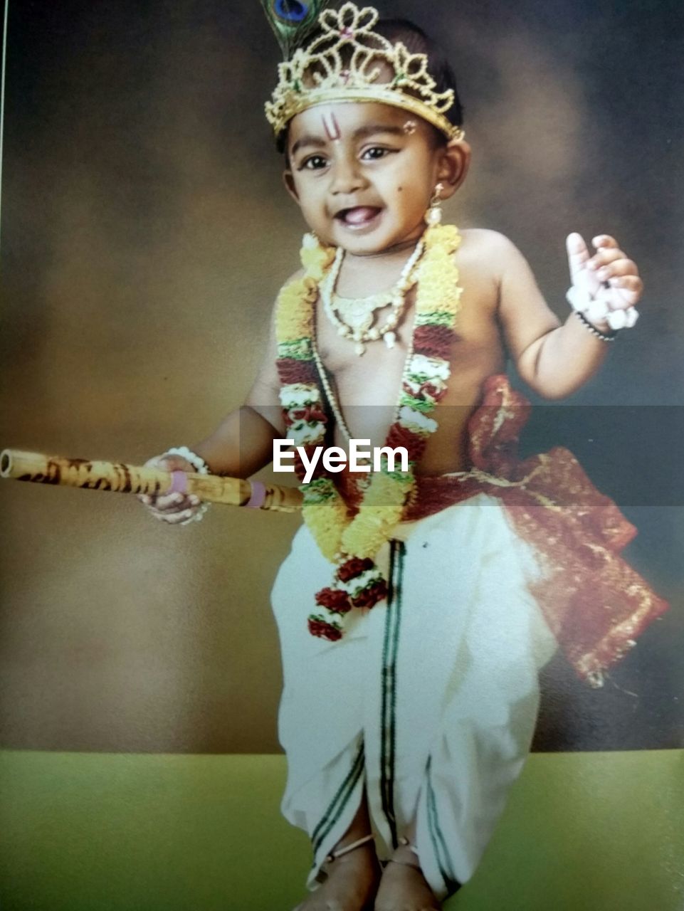 PORTRAIT OF CUTE GIRL WITH ARMS