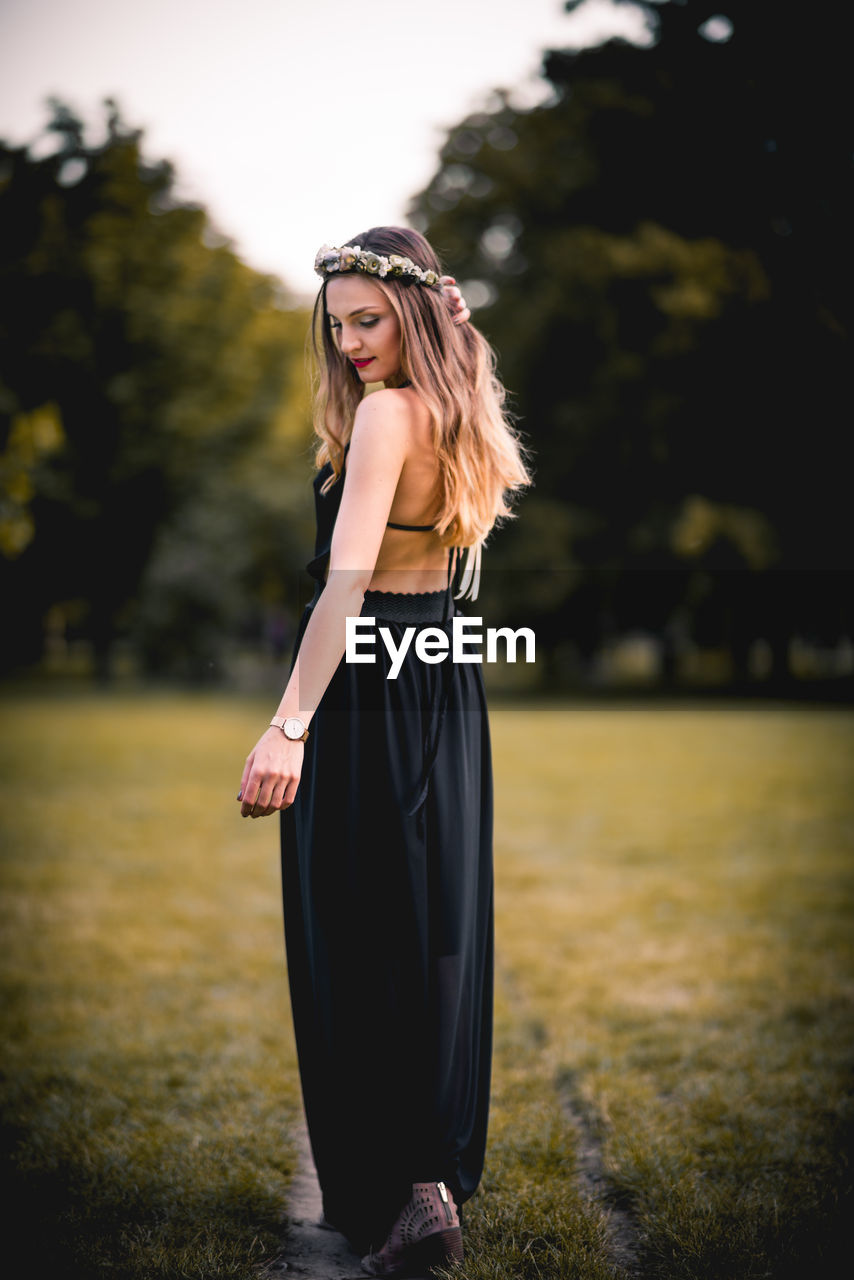 Beautiful young woman posing at park