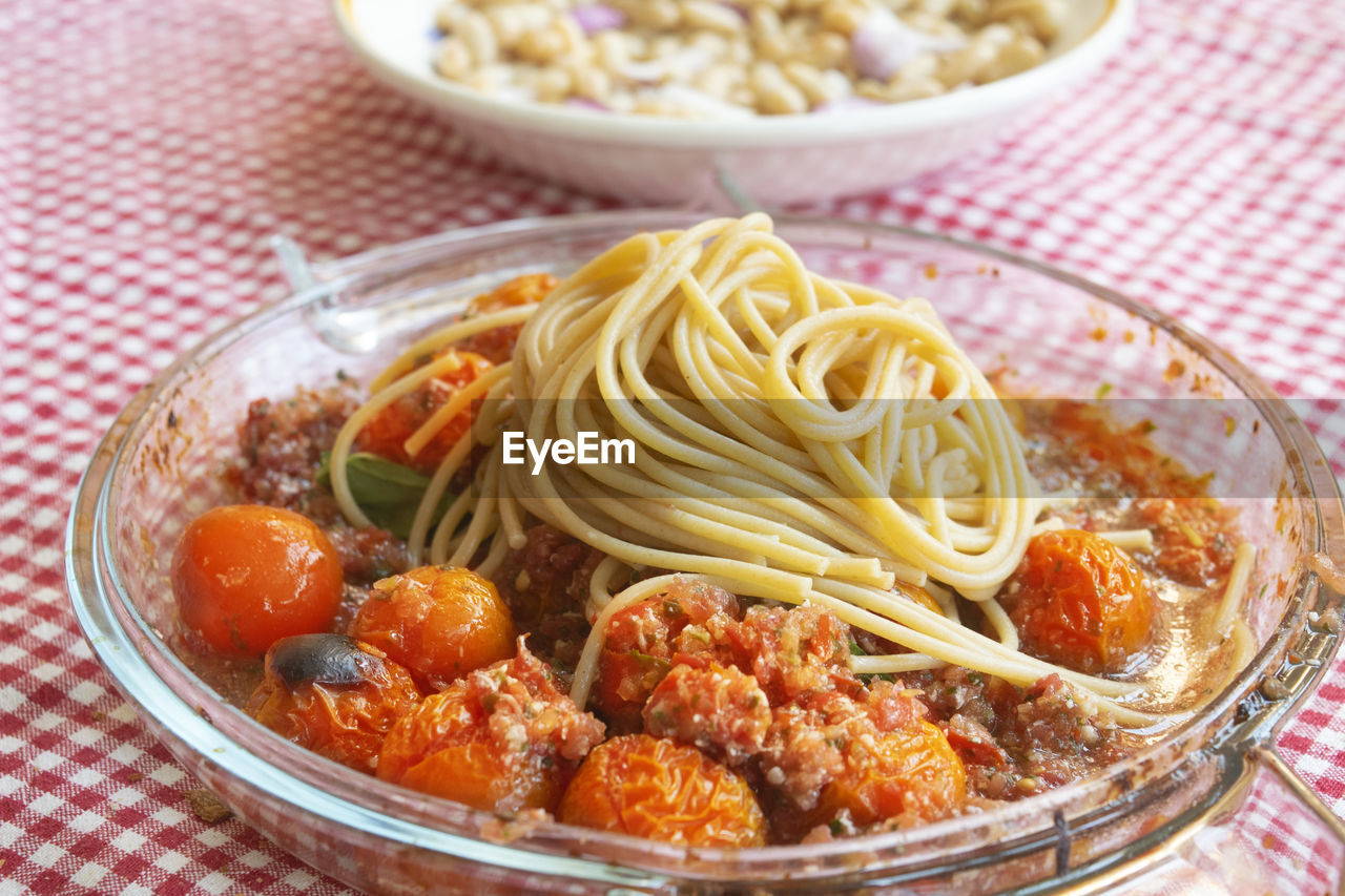 CLOSE-UP OF NOODLES IN BOWL