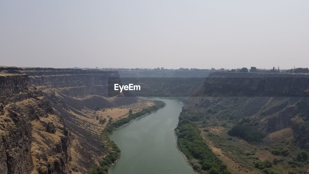 HIGH ANGLE VIEW OF RIVER AGAINST SKY