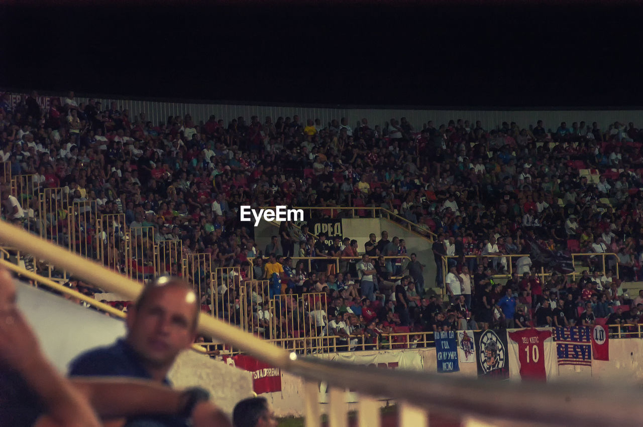 PANORAMIC VIEW OF PEOPLE LOOKING AT RAILING