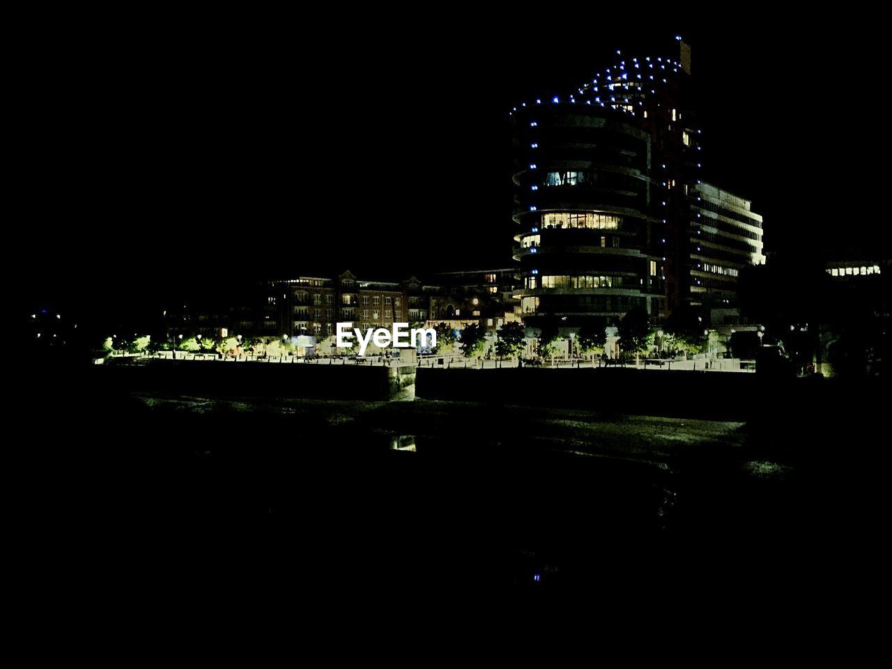 VIEW OF ILLUMINATED CITYSCAPE AT NIGHT