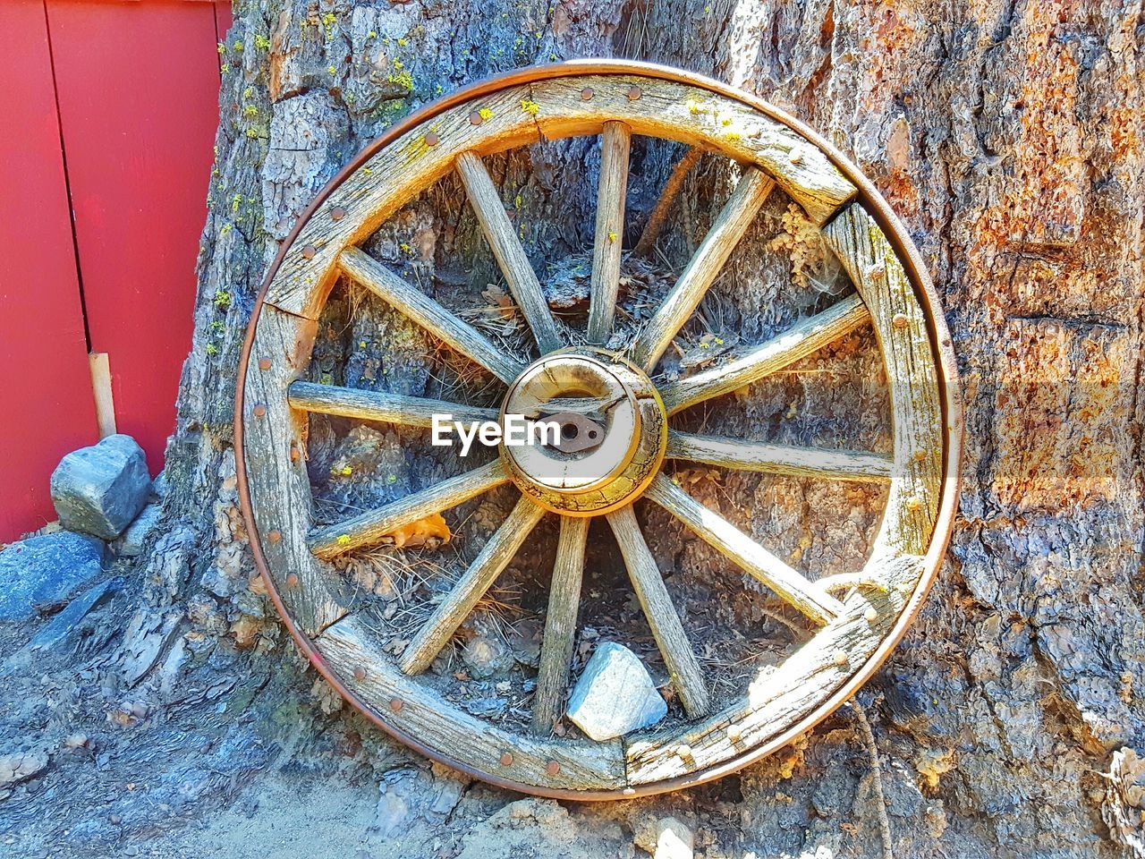 CLOSE-UP OF WHEEL