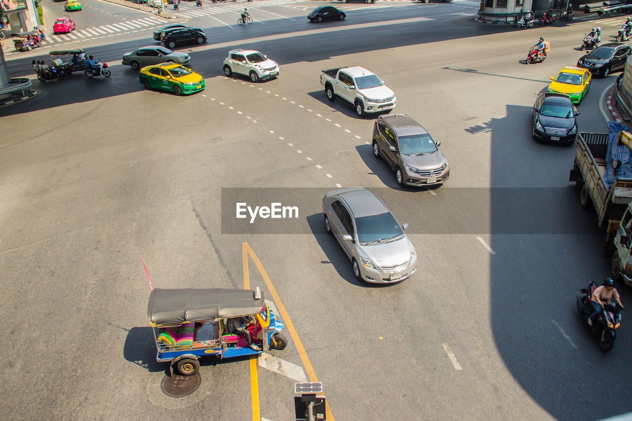 HIGH ANGLE VIEW OF TRAFFIC ON ROAD IN CITY