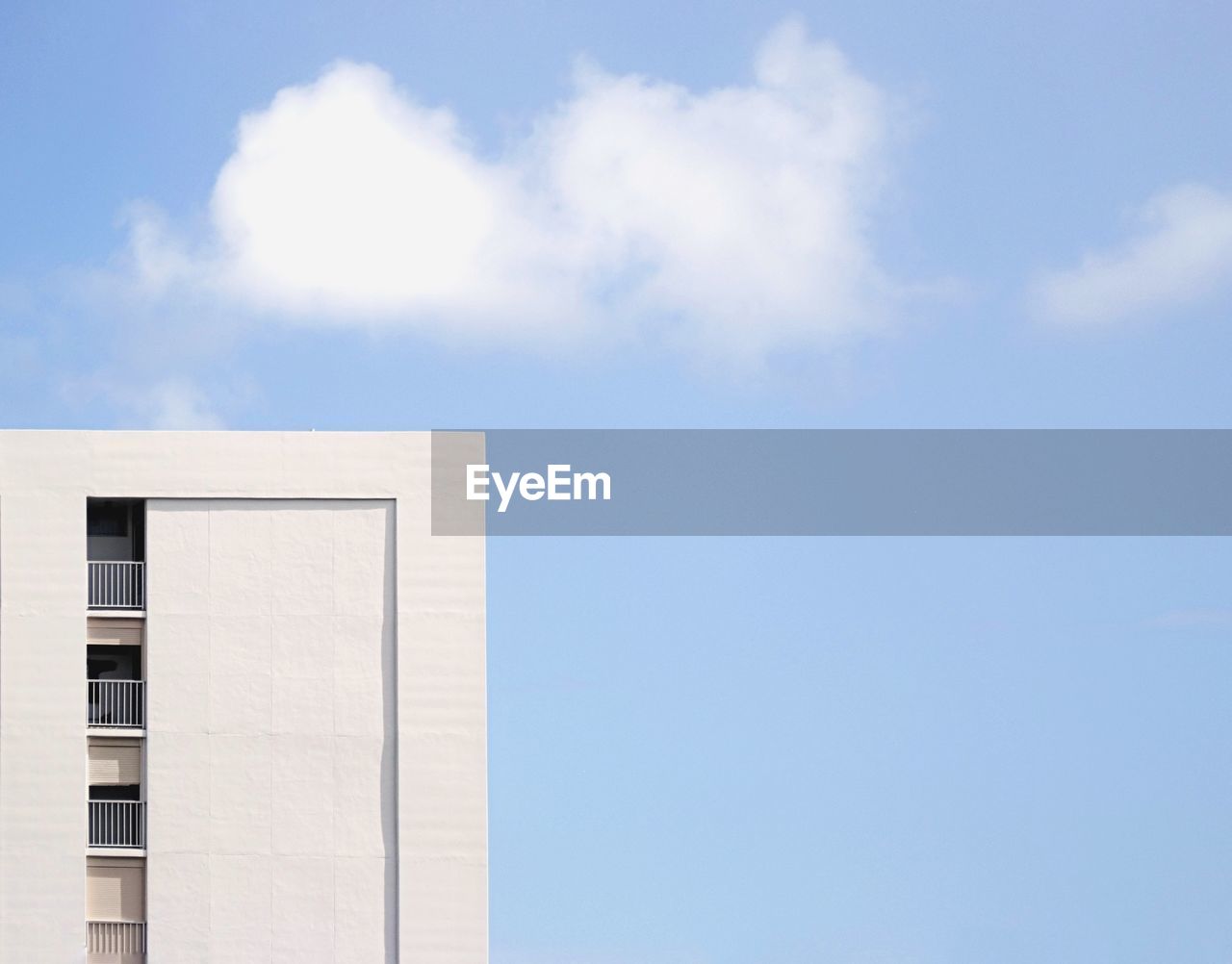 LOW ANGLE VIEW OF MODERN BUILDING AGAINST SKY