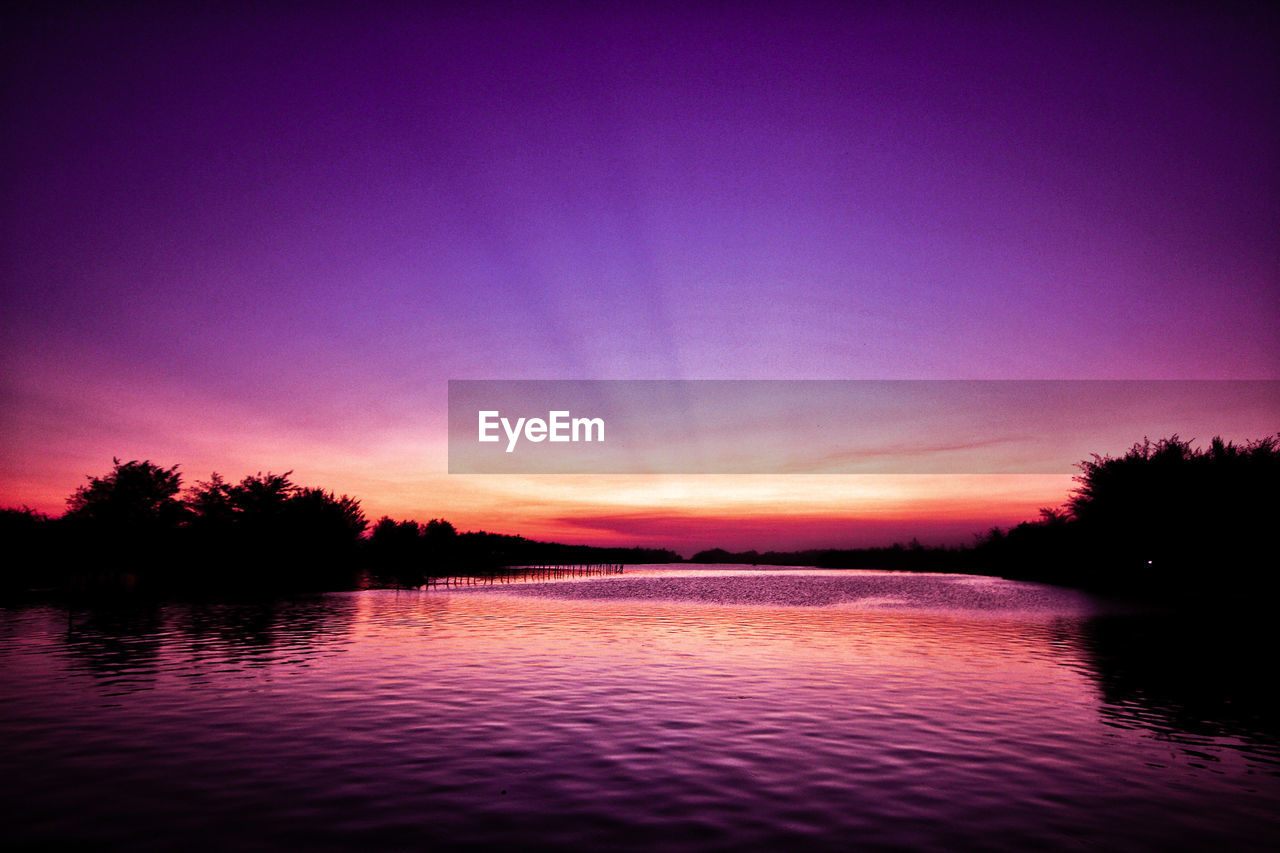 SCENIC VIEW OF LAKE AGAINST SUNSET SKY