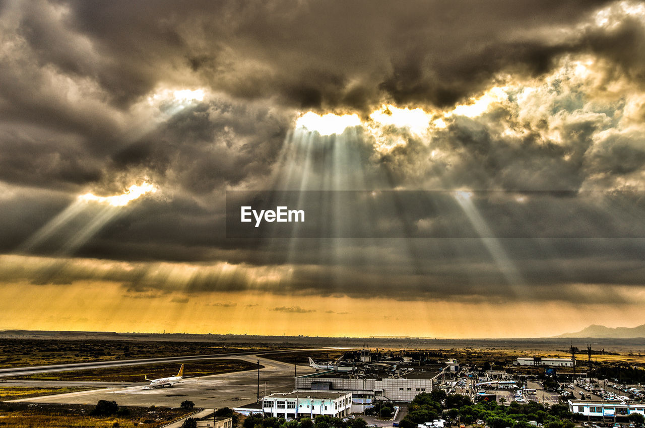 PANORAMIC VIEW OF SEA AGAINST DRAMATIC SKY