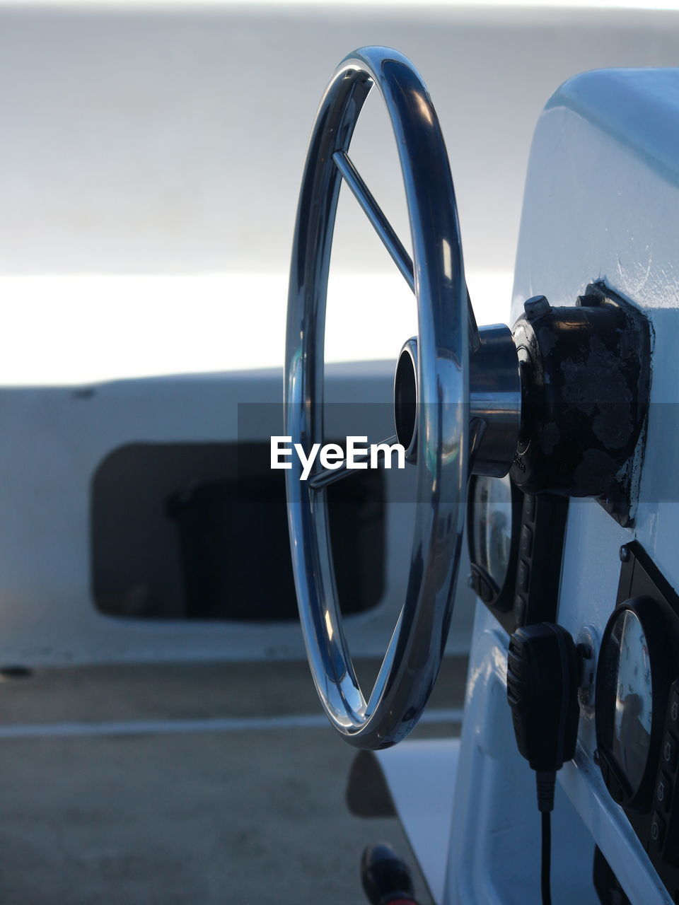 CLOSE-UP OF WHEEL