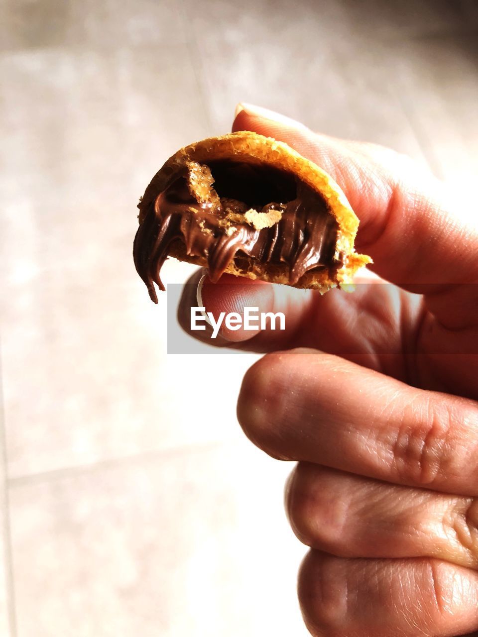 CLOSE-UP OF PERSON HAND HOLDING BREAD