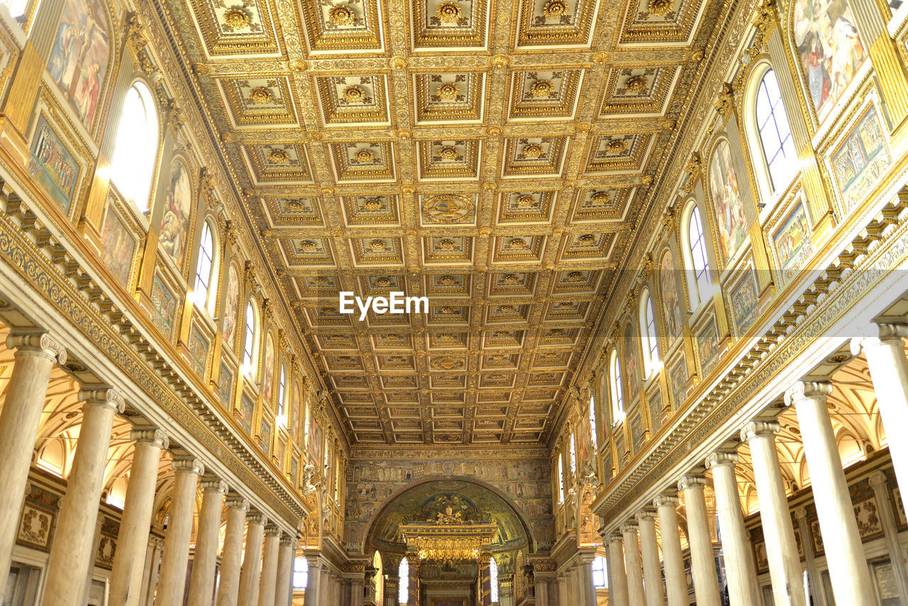 LOW ANGLE VIEW OF CEILING OF BUILDING