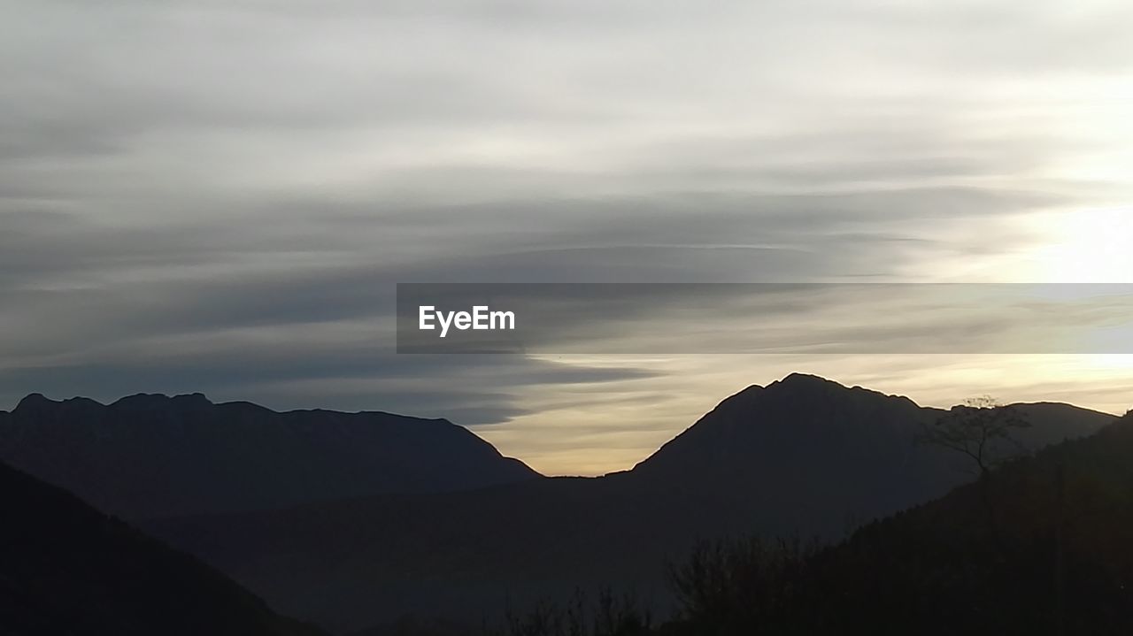 SILHOUETTE MOUNTAINS AGAINST SKY DURING SUNSET