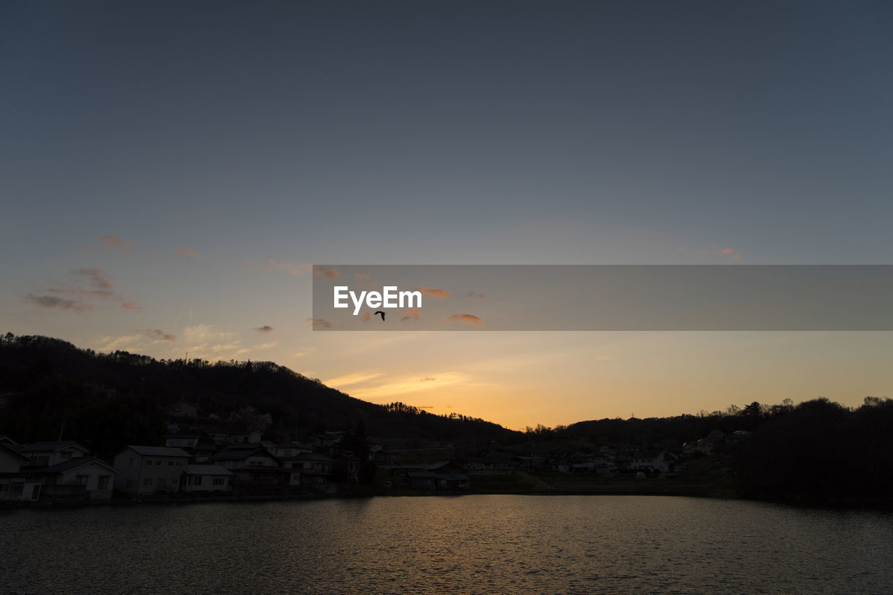 SCENIC VIEW OF SEA AND MOUNTAINS AGAINST SKY DURING SUNSET