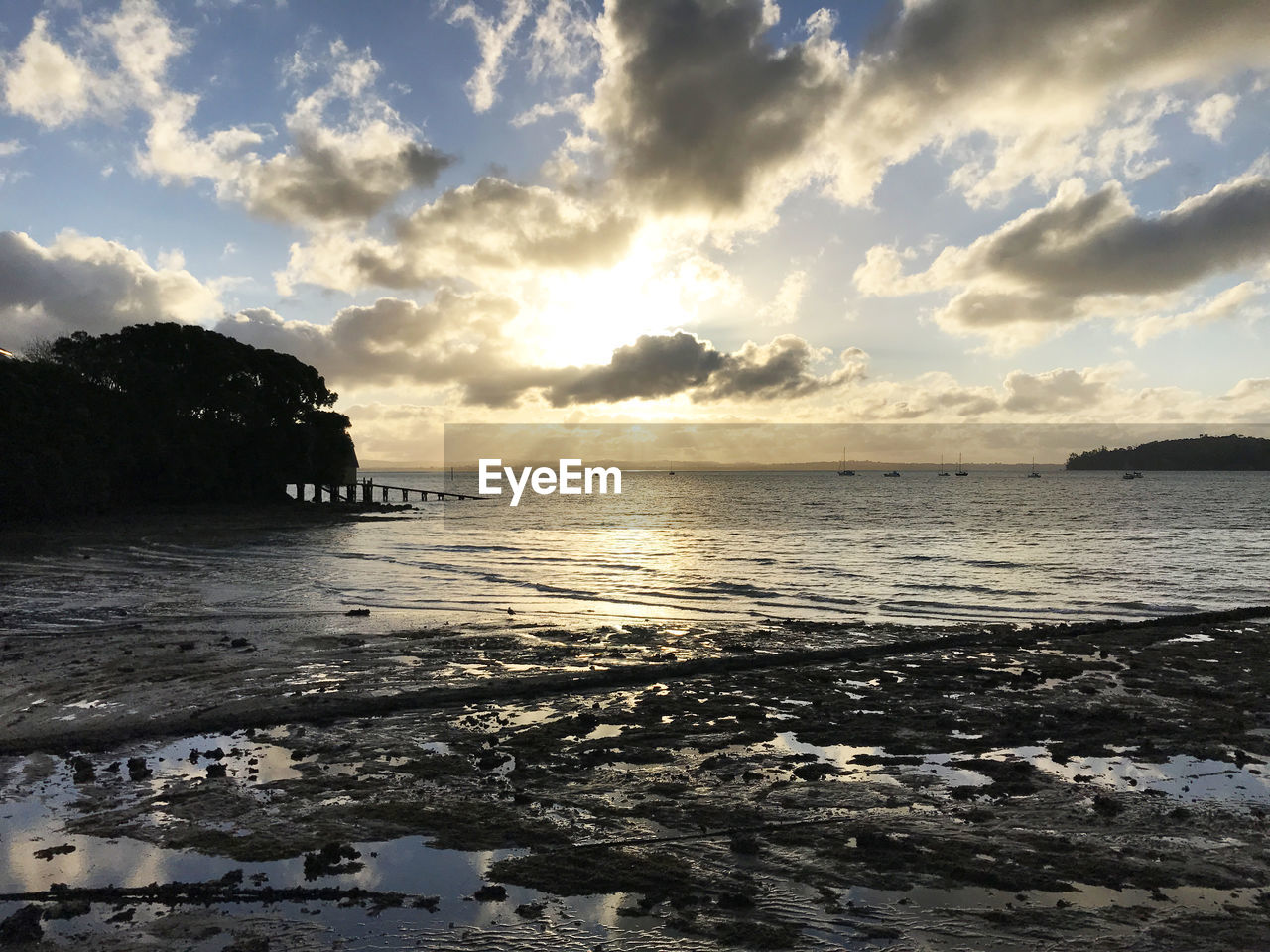 SCENIC VIEW OF SEA AGAINST SUNSET SKY