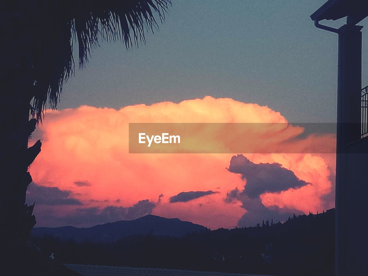 SCENIC VIEW OF DRAMATIC SKY OVER SILHOUETTE MOUNTAINS