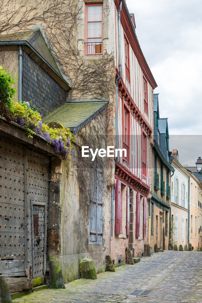 ALLEY AMIDST HOUSES IN TOWN