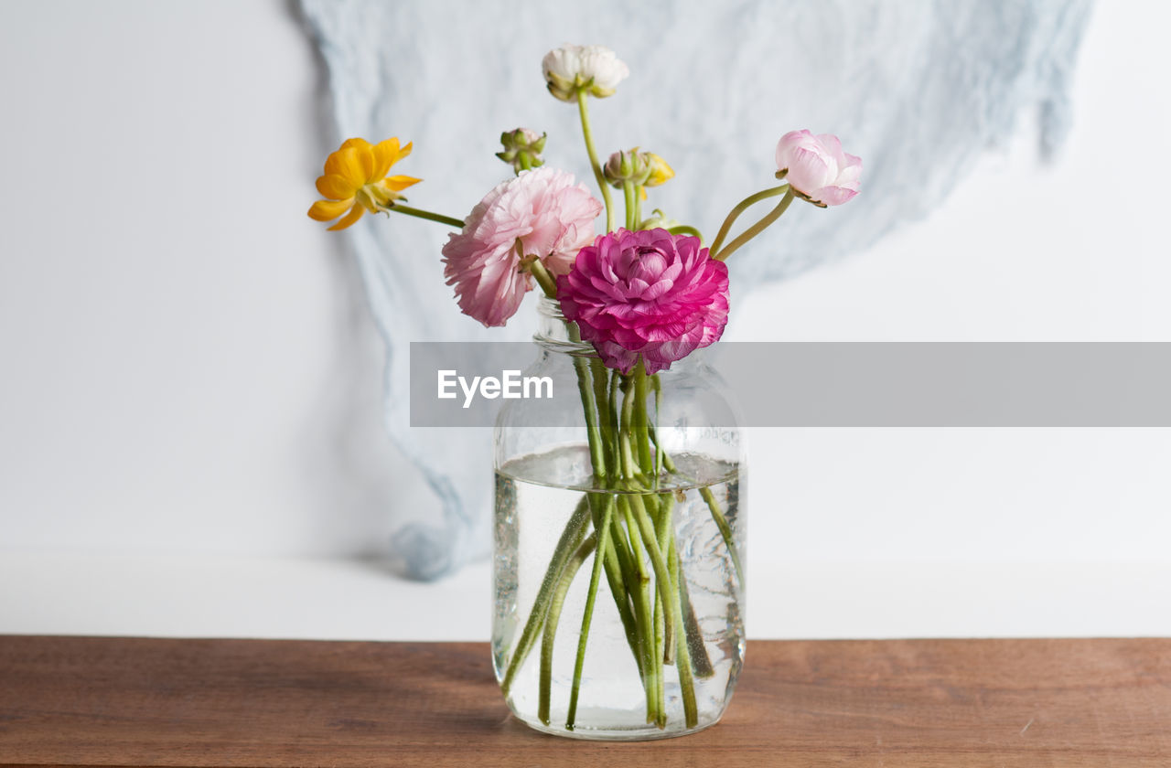 CLOSE-UP OF FLOWER VASE ON TABLE