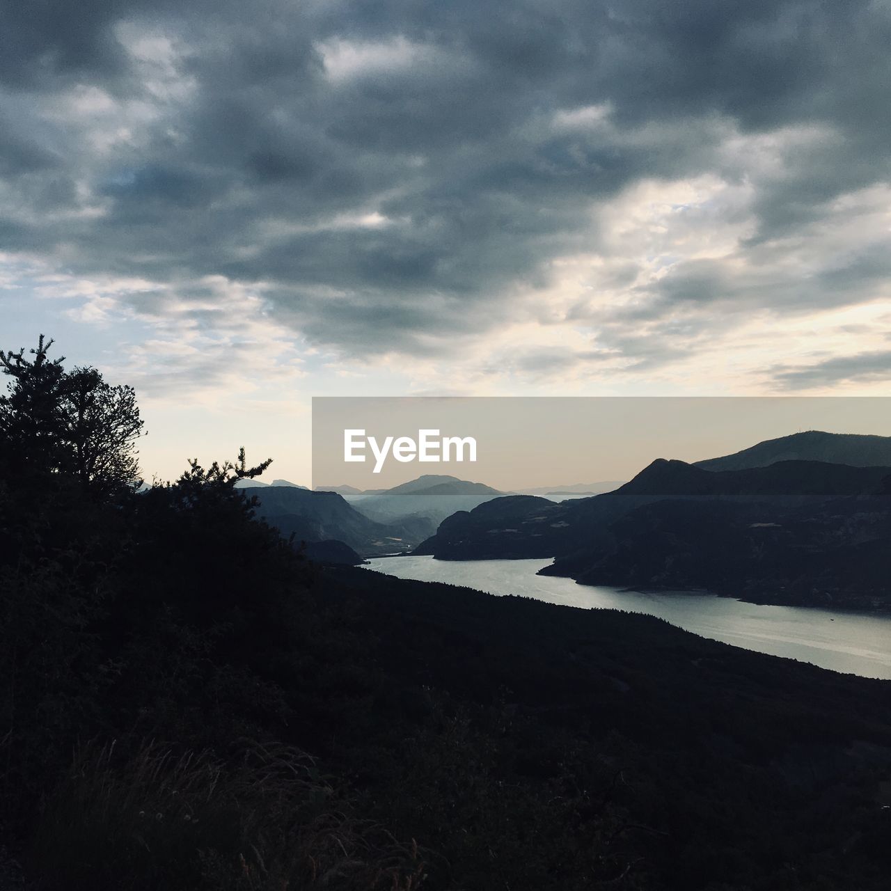 SCENIC VIEW OF SILHOUETTE MOUNTAINS AGAINST SKY