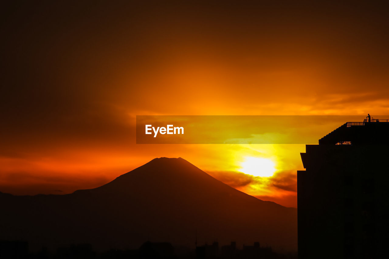 SILHOUETTE MOUNTAINS AGAINST SKY DURING SUNSET