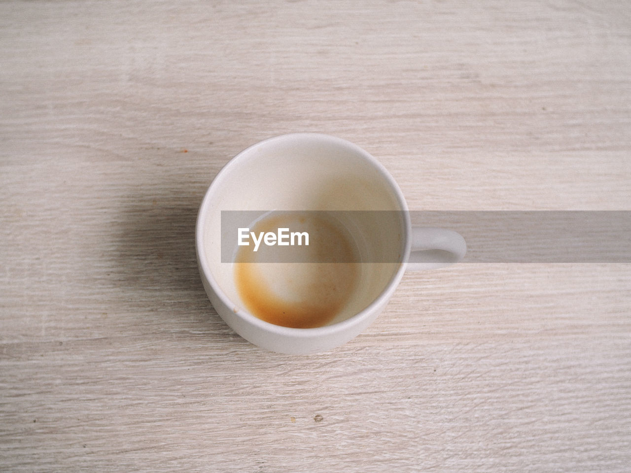 HIGH ANGLE VIEW OF COFFEE CUP AND SPOON ON TABLE