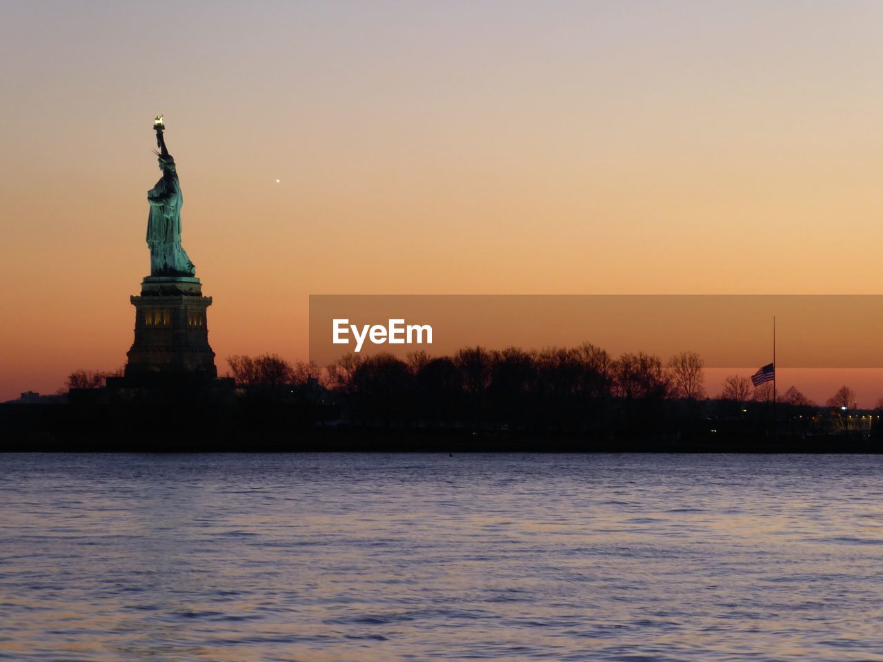 STATUE OF BUILDING AT SUNSET