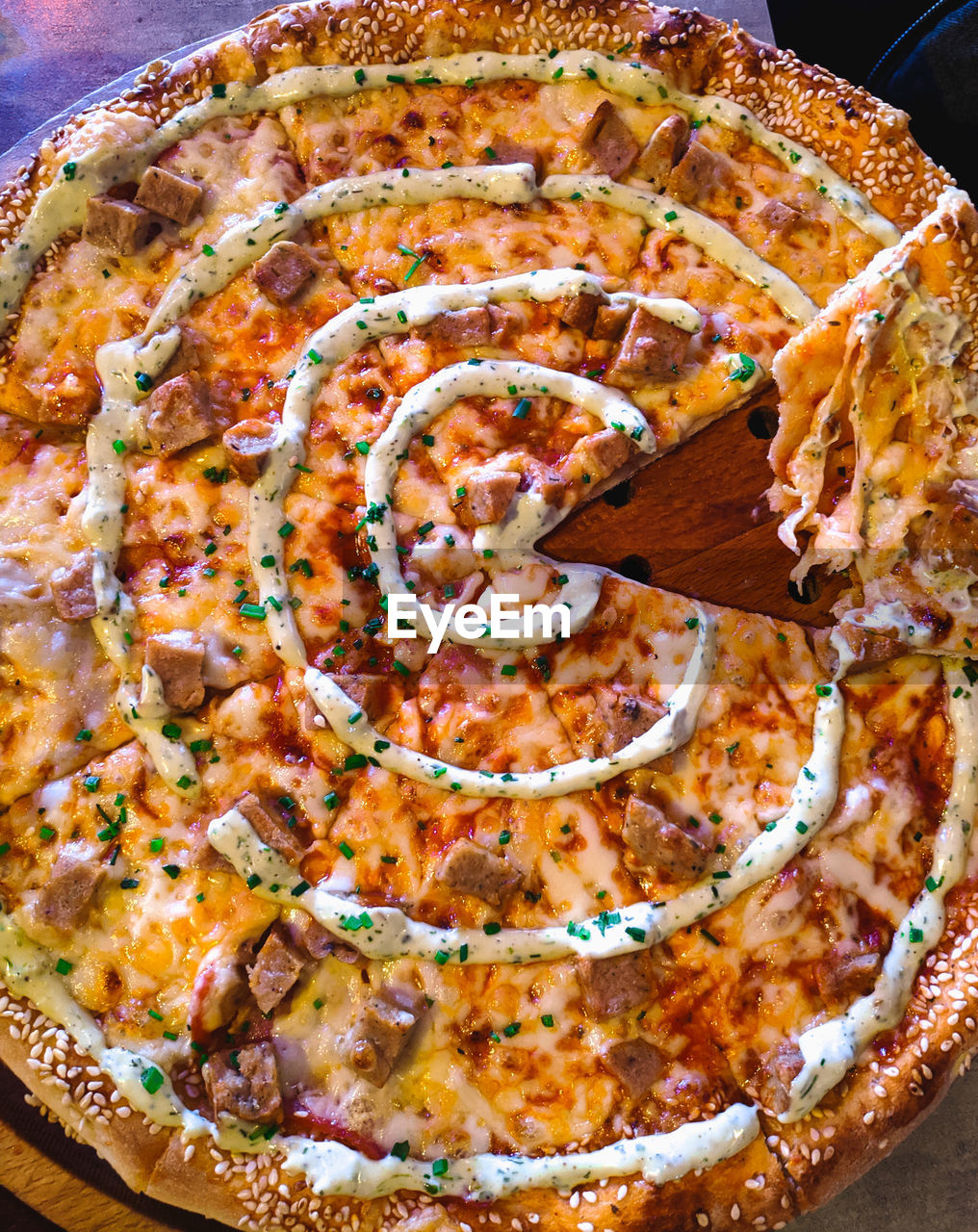 HIGH ANGLE VIEW OF PIZZA ON TABLE