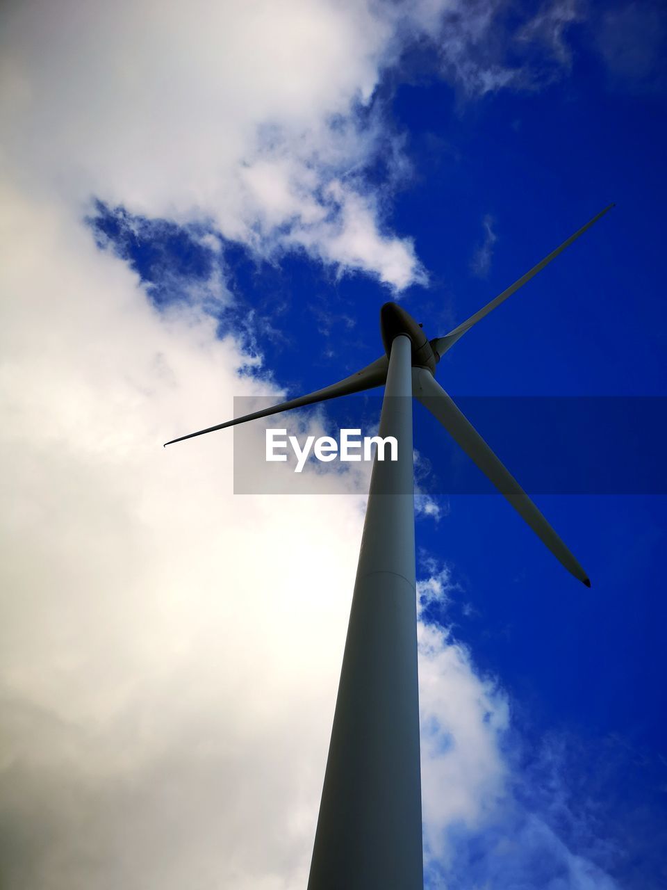 LOW ANGLE VIEW OF WIND TURBINES AGAINST SKY