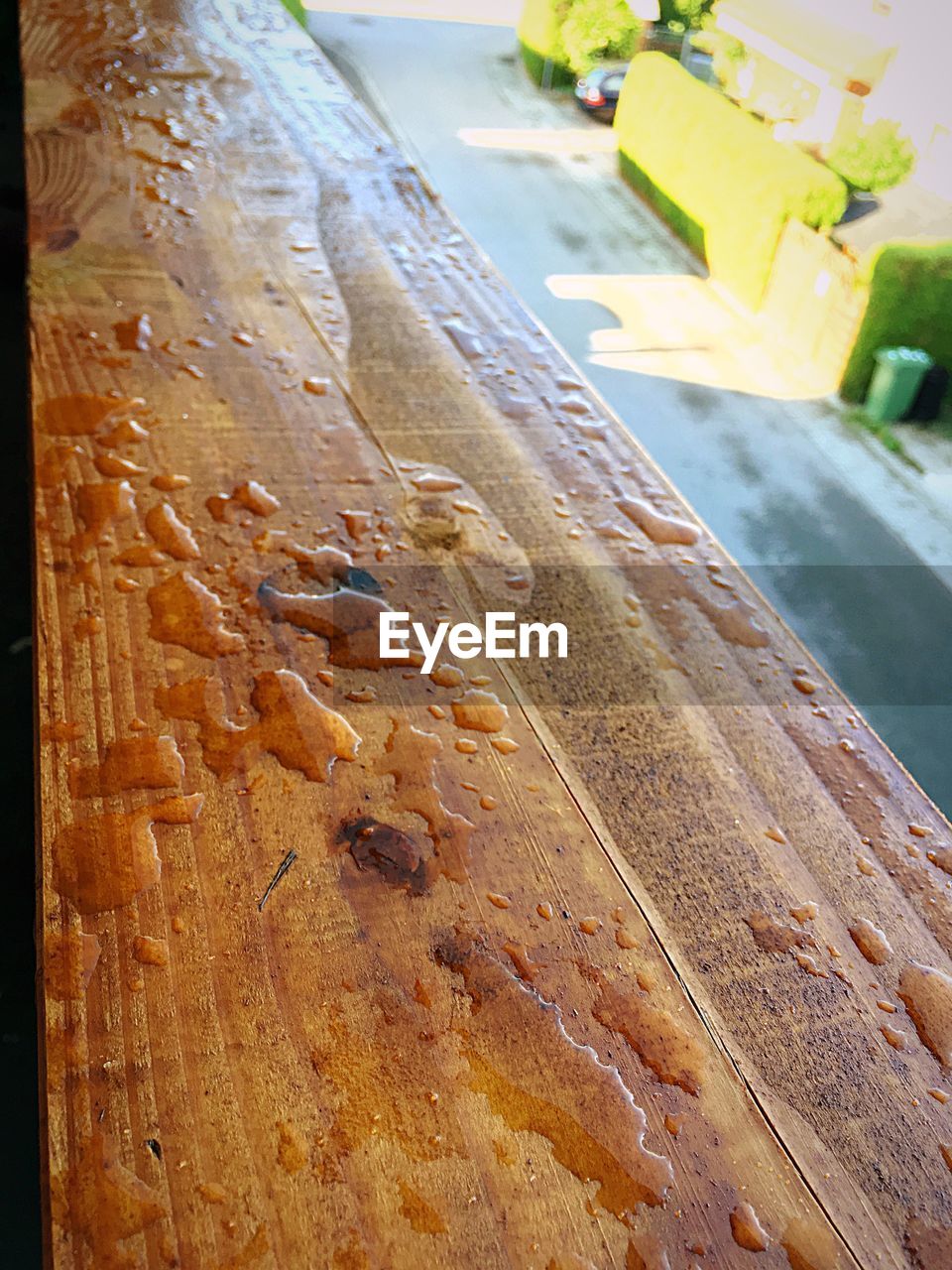 HIGH ANGLE VIEW OF WET TABLE ON BEACH