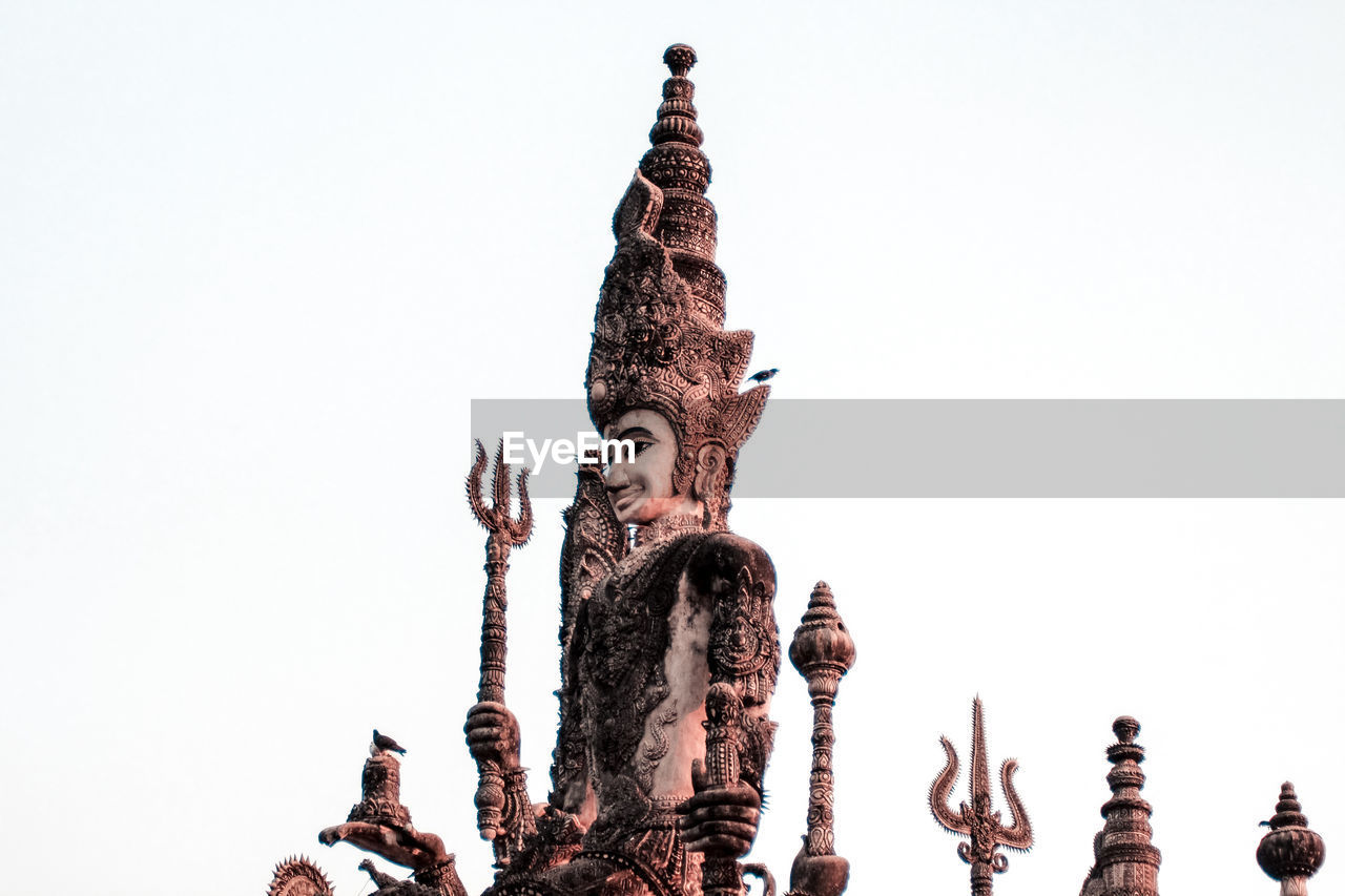 LOW ANGLE VIEW OF STATUE AGAINST CLEAR SKY