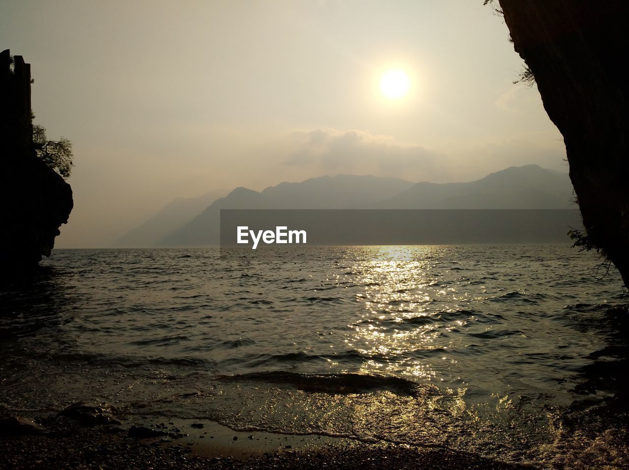 SCENIC VIEW OF SEA AND MOUNTAINS AGAINST SKY