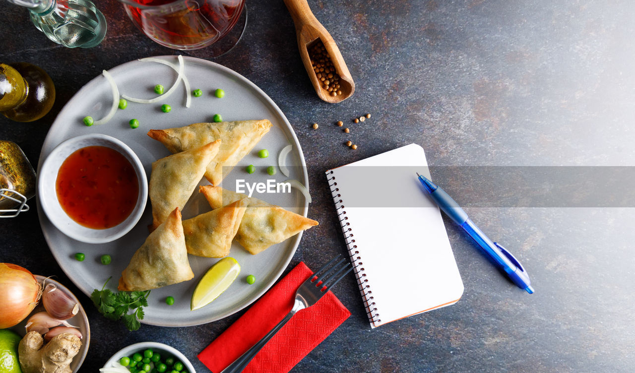 HIGH ANGLE VIEW OF FOOD ON TABLE