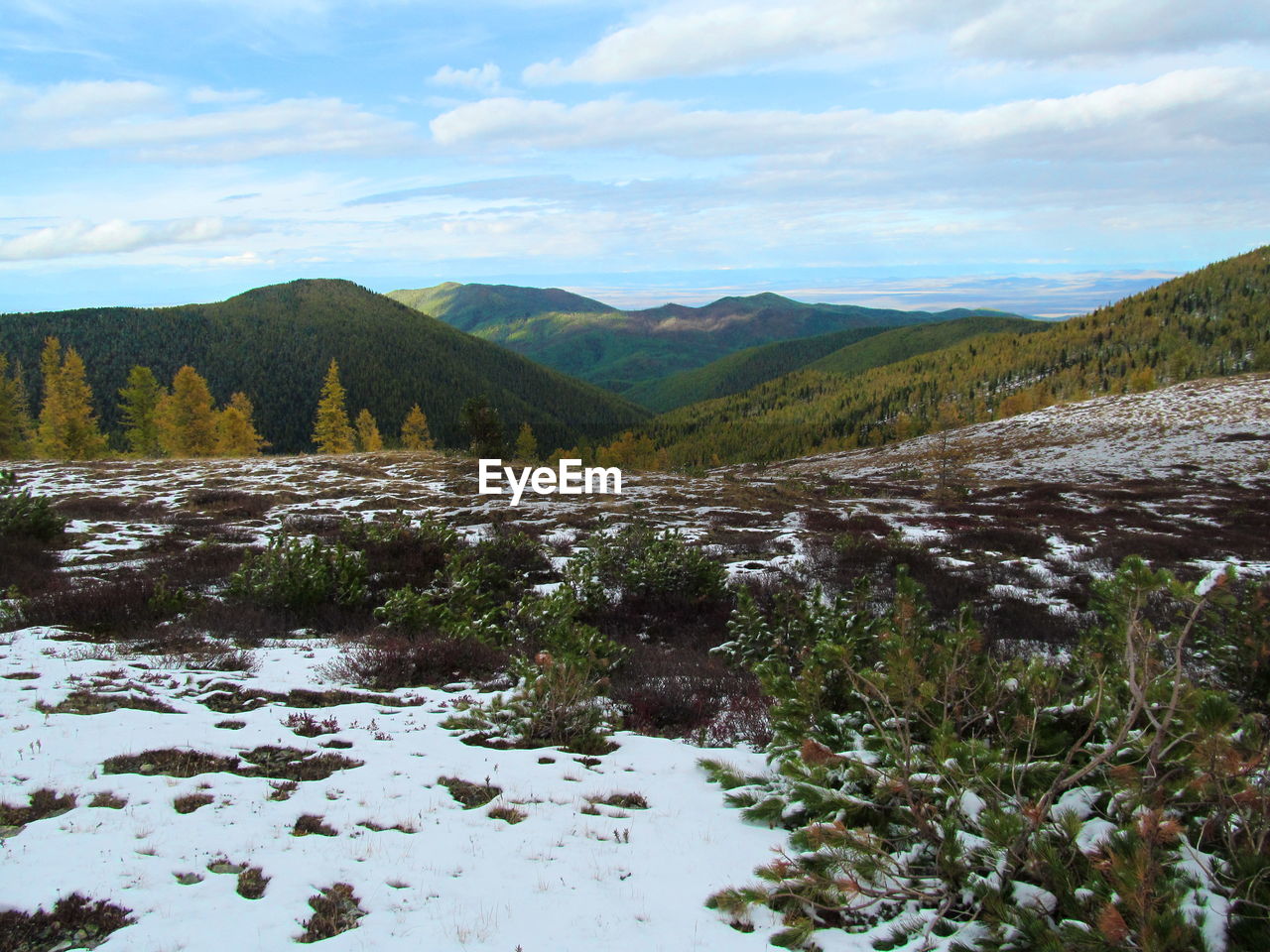 SCENIC VIEW OF LAND AND MOUNTAINS AGAINST SKY