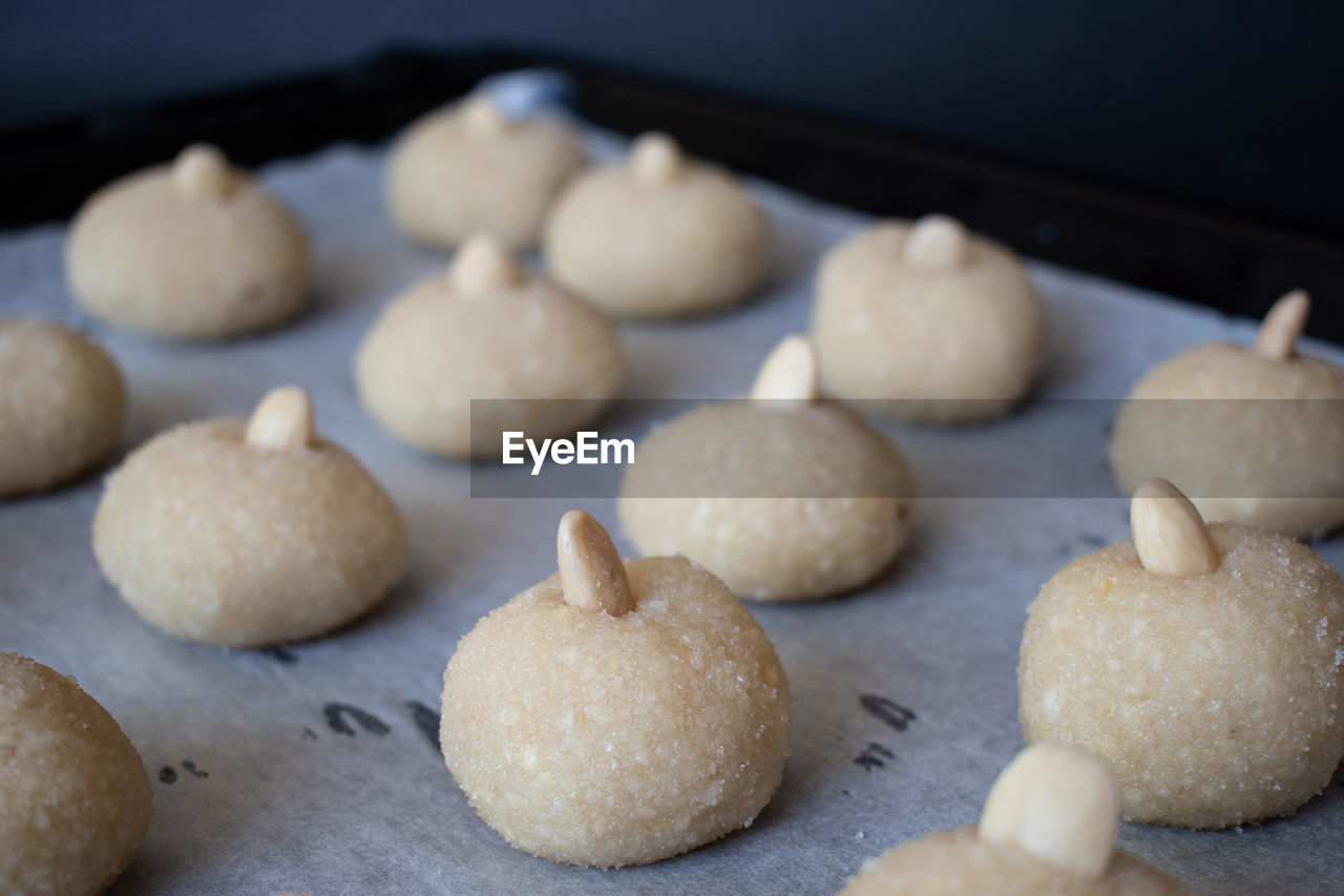 CLOSE-UP OF COOKIES ON TABLE