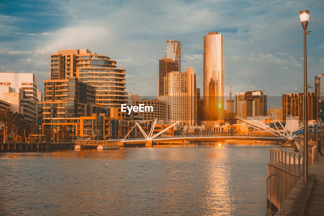 RIVER BY BUILDINGS AGAINST SKY IN CITY