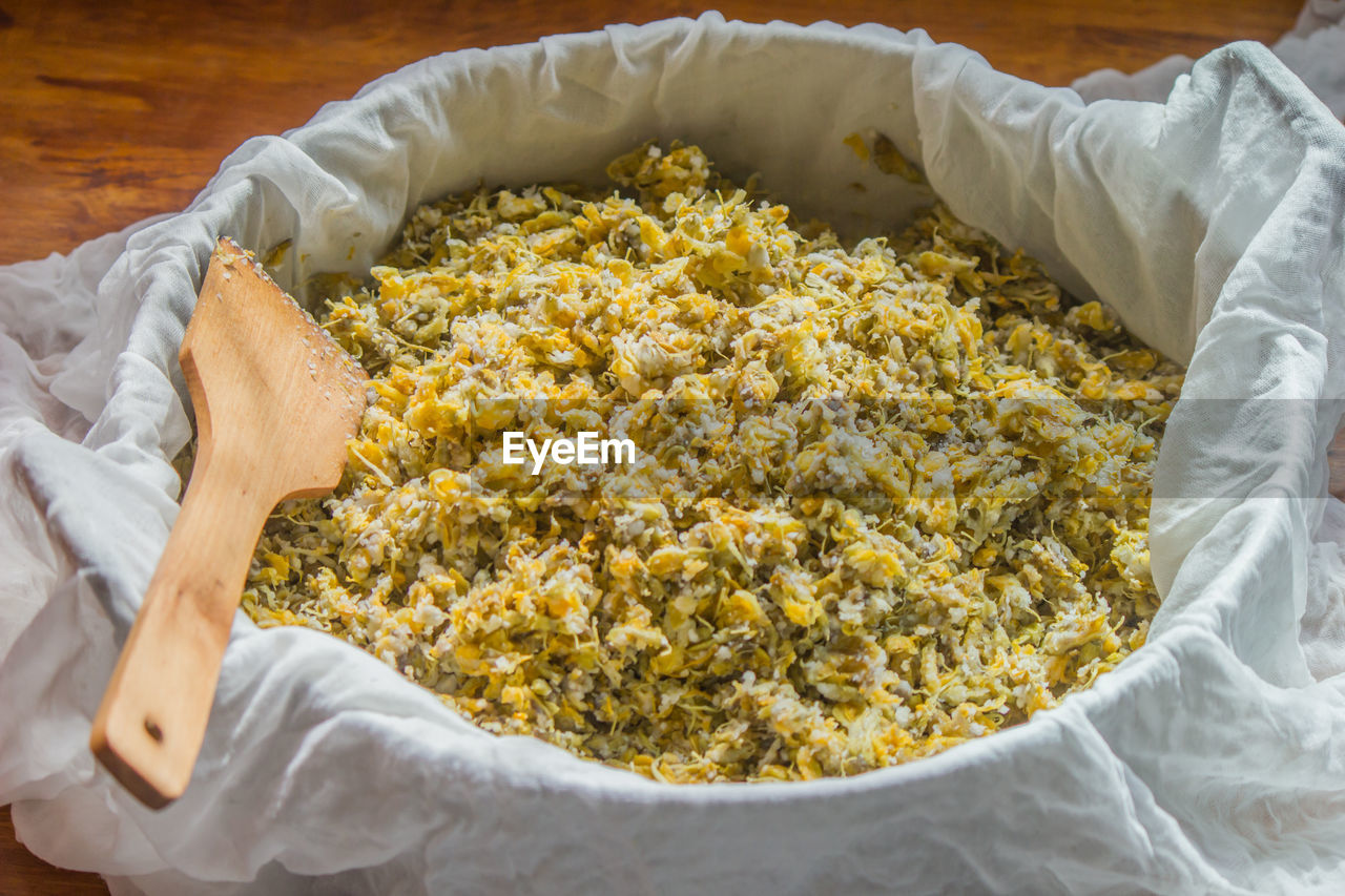 Sesbania flower dessert, some white cloth steamed in deep.