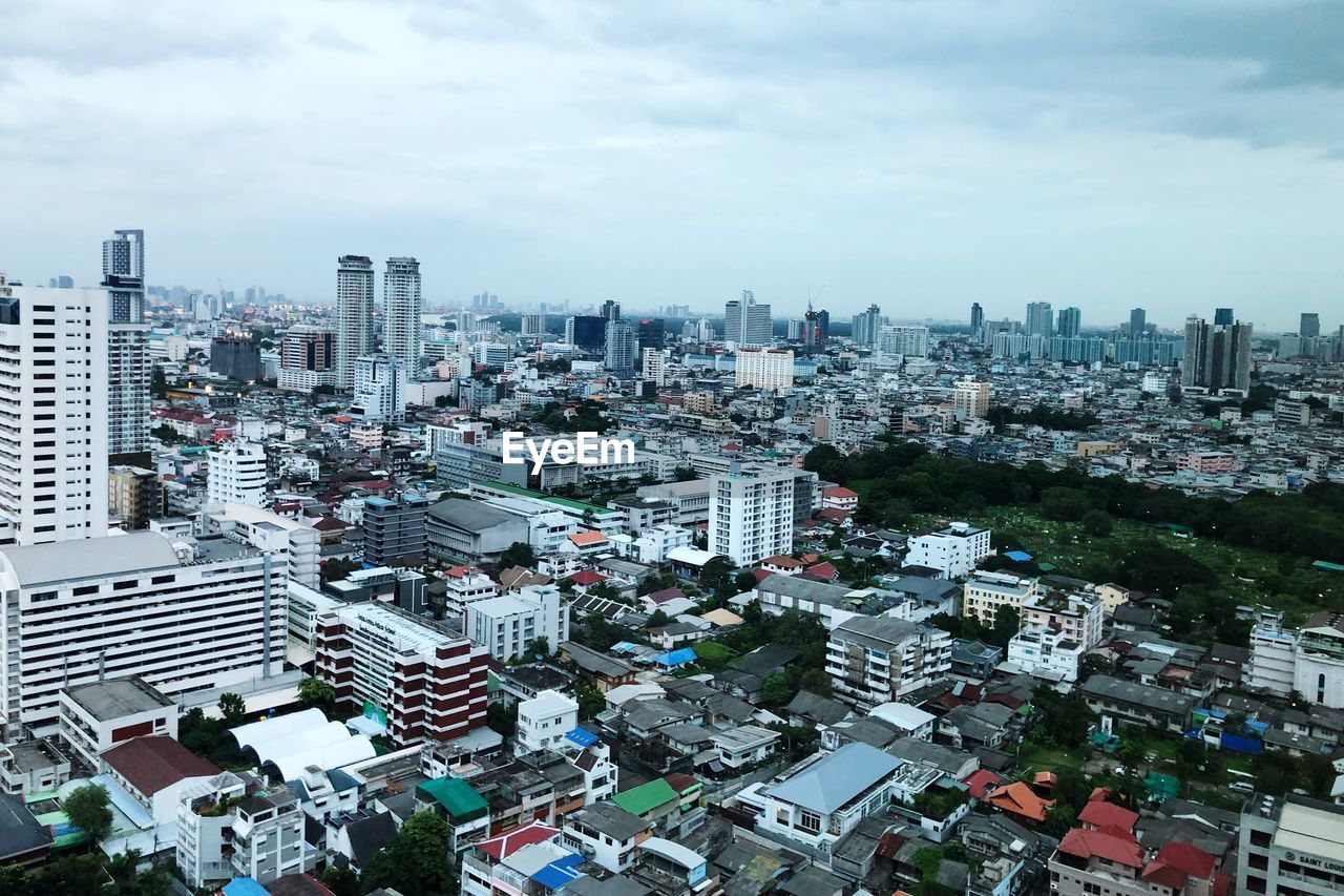 HIGH ANGLE VIEW OF BUILDINGS AGAINST SKY