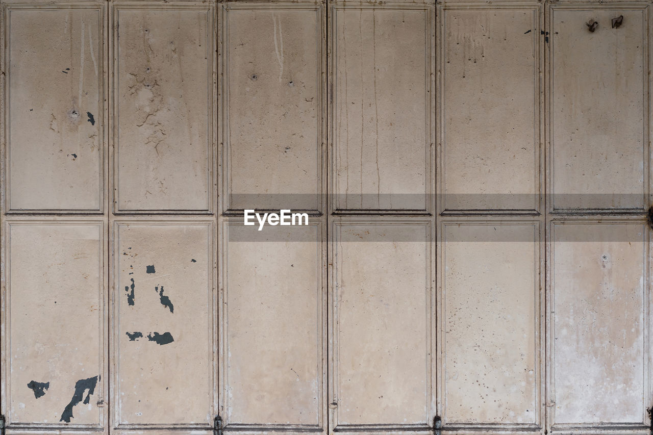 FULL FRAME SHOT OF METAL DOOR