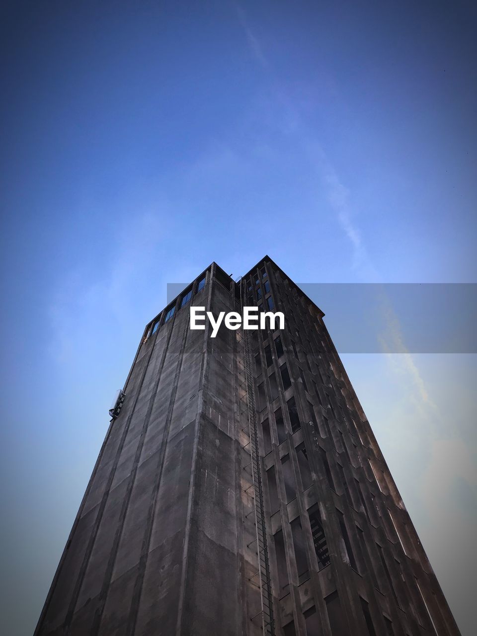 LOW ANGLE VIEW OF BUILDING AGAINST BLUE SKY