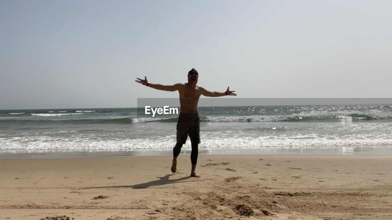 FULL LENGTH OF WOMAN WALKING ON BEACH