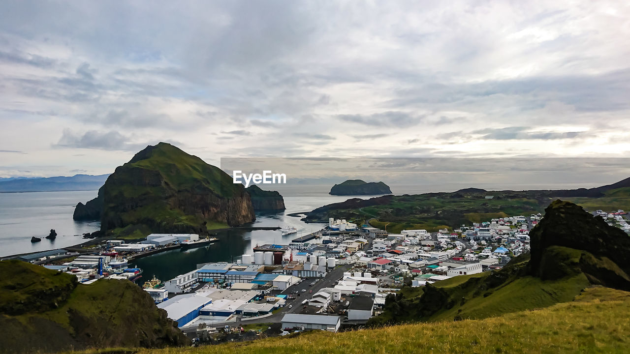 PANORAMIC VIEW OF BEACH AND BUILDINGS AGAINST SKY