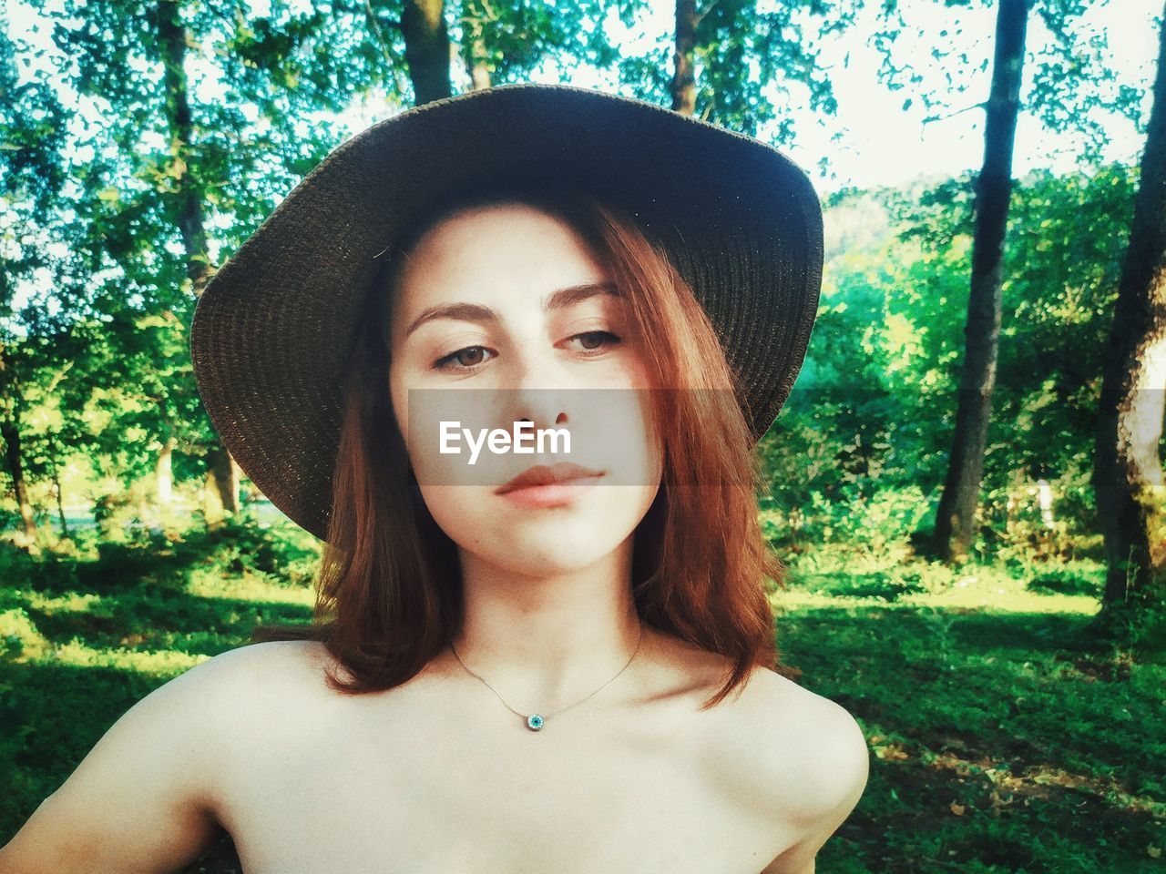 PORTRAIT OF YOUNG WOMAN IN PARK