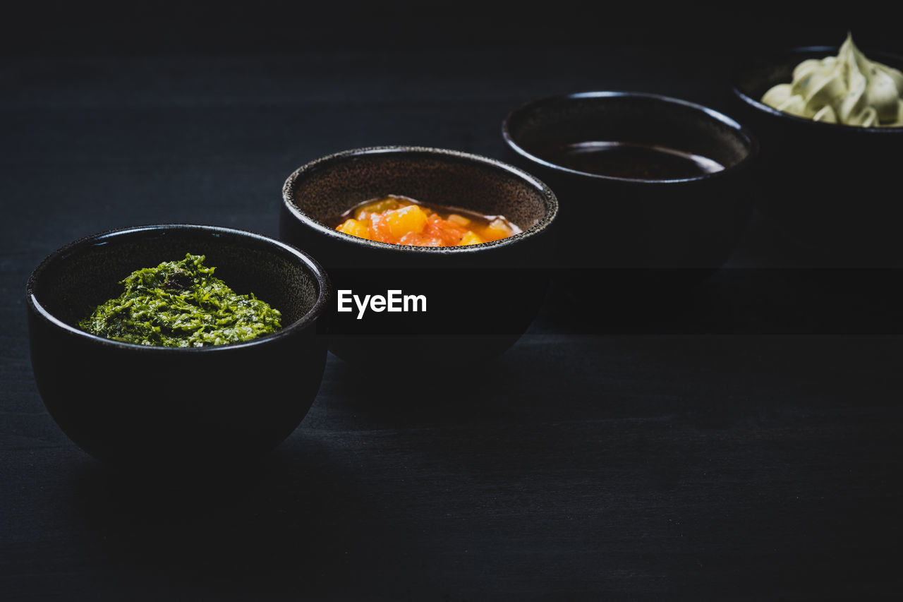 HIGH ANGLE VIEW OF BLACK TEA ON TABLE