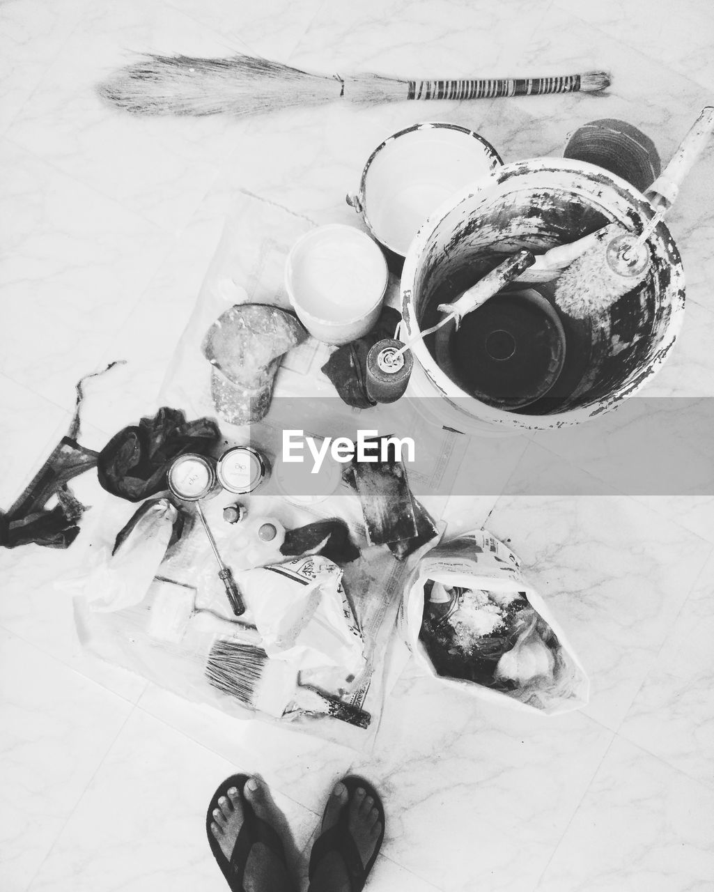 HIGH ANGLE VIEW OF WINE IN GLASS ON TABLE
