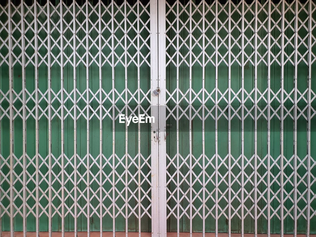 FULL FRAME SHOT OF CHAINLINK FENCE