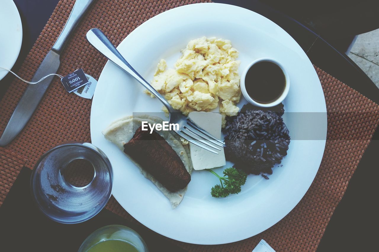 HIGH ANGLE VIEW OF BREAKFAST IN PLATE