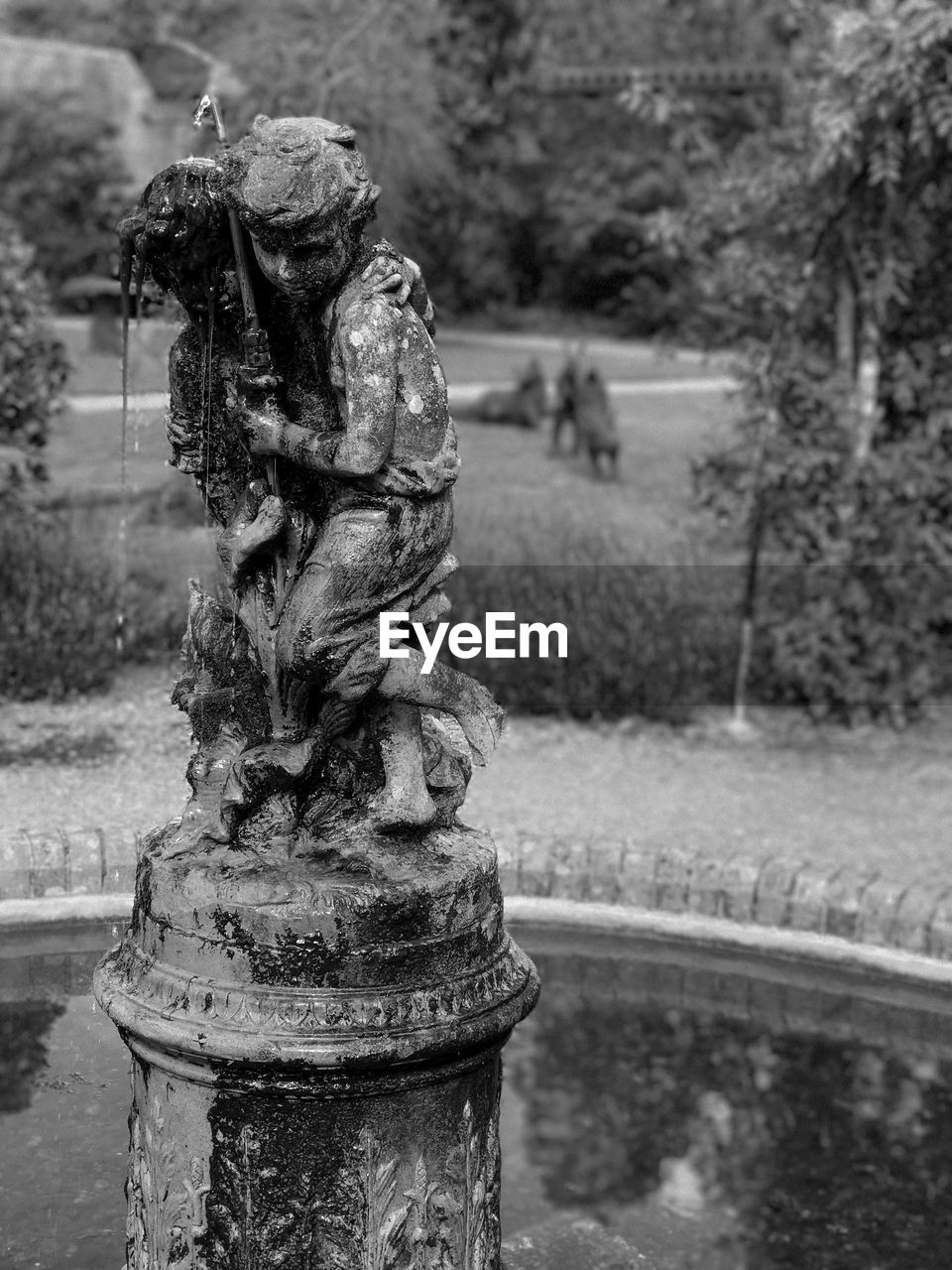 CLOSE-UP OF FOUNTAIN AT PARK